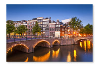 Amsterdam Tranquil Canal Scene, Holland 16 po x 24 po : Oeuvre d’art murale en panneau de tissu sans cadre