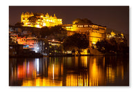 City Palace and Pichola Lake At Night, Udaipur 24 po x 36 po : Oeuvre d’art murale en panneau de tissu sans cadre