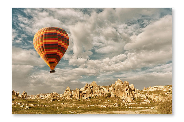  Hot Air Balloon Flying Over Spectacular Cappadocia, Turkey 28 po x 42 po : Cadre d'art mural et panneau de tissu