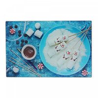 Planche à découper en verre imprimé d’une photo de bonshommes de neige en guimauves - ensemble de 2