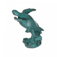 Figurine en polyrésine turquoise d’une tortue marine nageant vers le haut