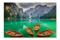 Beautiful Mountain Lake with Wooden Boats in Dolomites, Italy 24 po x 36 po : Oeuvre d’art murale en panneau de tissu sans cadre