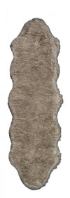 Carpette moelleuse Marcia en peau de mouton à pointes brunes- 2 pi 0 po x 6 pi 0 po 