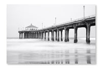 Black and White Photo of Manhattan Beach Pier 16 po x 24 po : Oeuvre d’art murale en panneau de tissu sans cadre