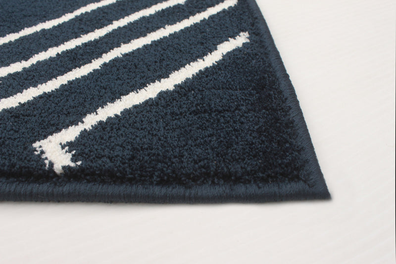 Carpette August bleu marine géodeblanc 5 pi 3 po x 7 pi 3 po