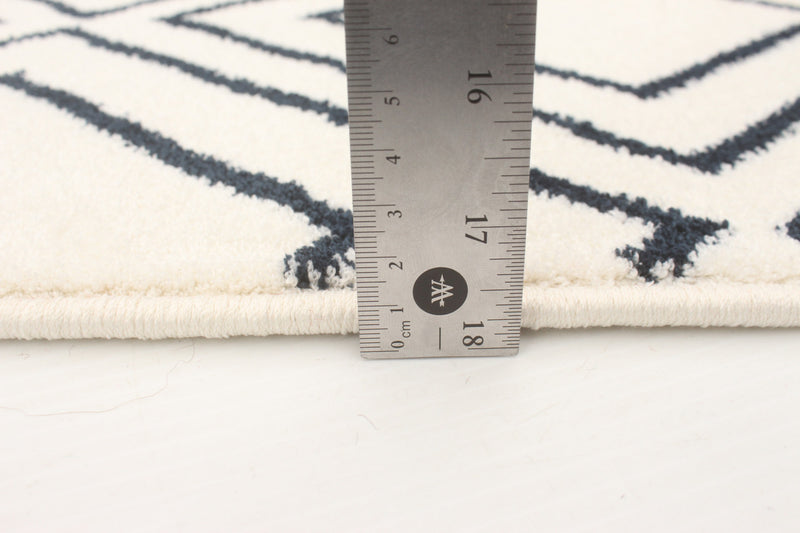 Carpette August blanc géodebleu marine 5 pi 3 po x 7 pi 3 po