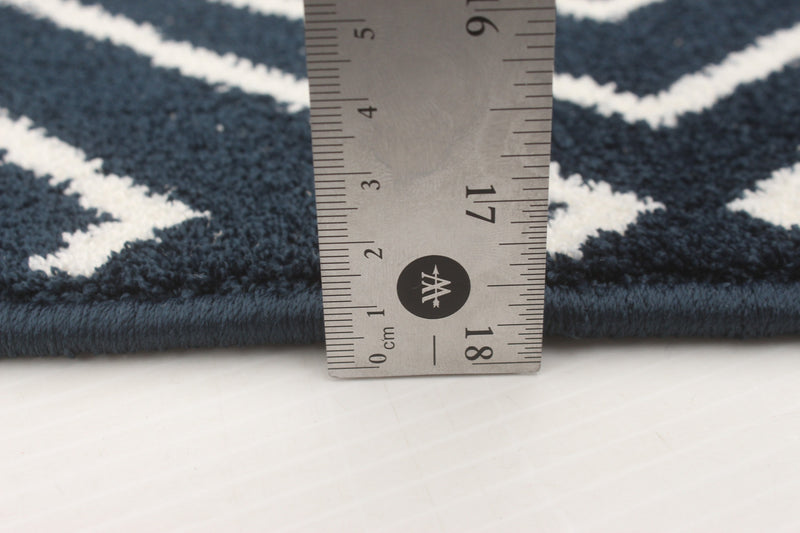 Carpette August bleu marine géodeblanc 5 pi 3 po x 7 pi 3 po