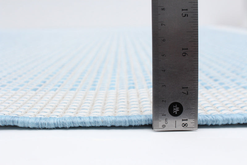 Carpette Neisha Classic bleu clair 6 pi 7 po x 9 pi 6 po