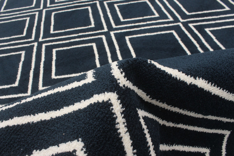 Carpette August bleu marine géodeblanc 5 pi 3 po x 7 pi 3 po