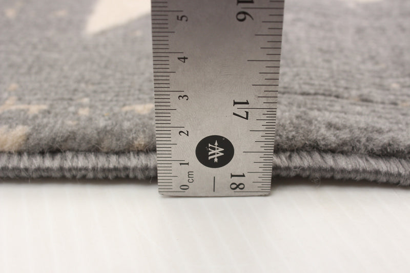 Carpette Ira grise 2 pi 8 po x 4 pi 11 po