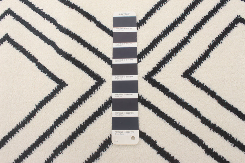 Carpette August blanc géodebleu marine 5 pi 3 po x 7 pi 3 po