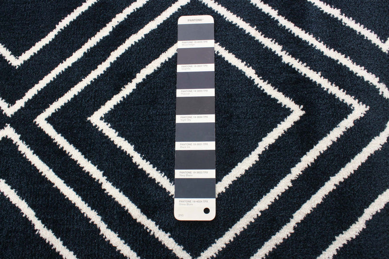 Carpette August bleu marine géodeblanc 5 pi 3 po x 7 pi 3 po
