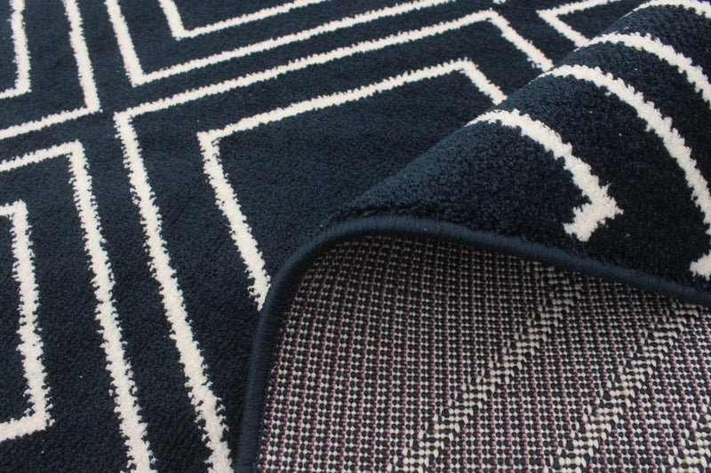 Carpette August bleu marine géodeblanc 5 pi 3 po x 7 pi 3 po