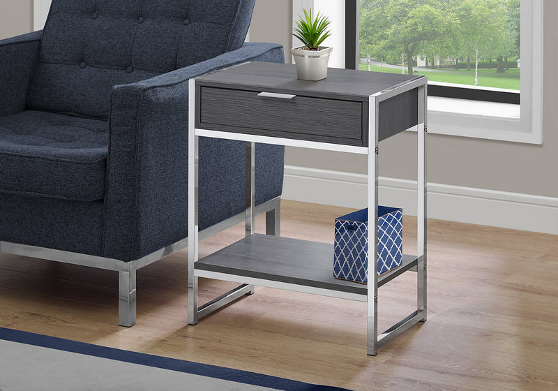 Table d'appoint Alice de 19,5 po avec rangement et tablette - grise avec touches chromées