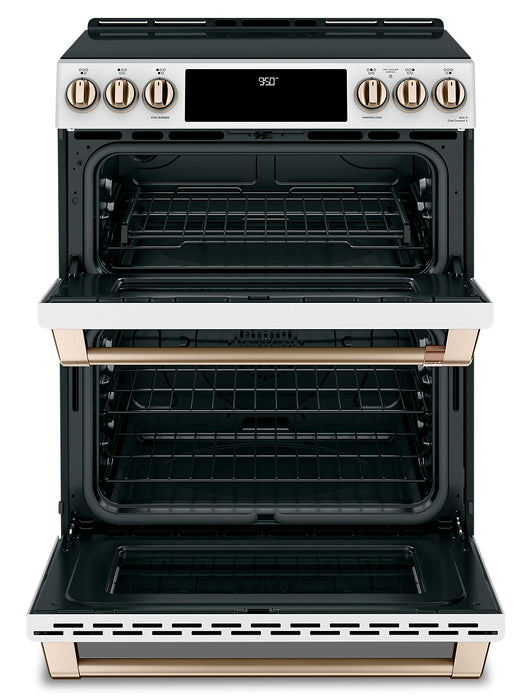 Cuisinière intelligente à induction Café de 7 pi³ avec convection européenne véritable et grilles autonettoyantes - blanc mat - CCHS950P4MW2