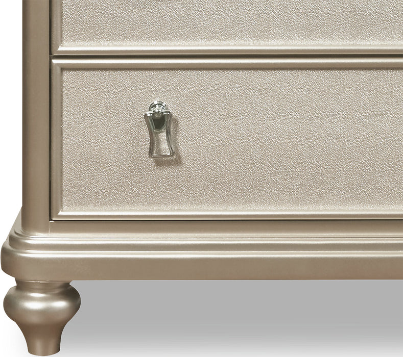 Commode verticale somptueuse Diva de 39 po (L) x 56 po (H) à 7 tiroirs pour la chambre à coucher - argentée