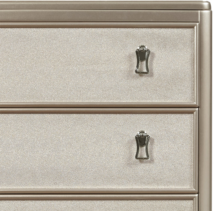 Commode verticale somptueuse Diva de 39 po (L) x 56 po (H) à 7 tiroirs pour la chambre à coucher - argentée