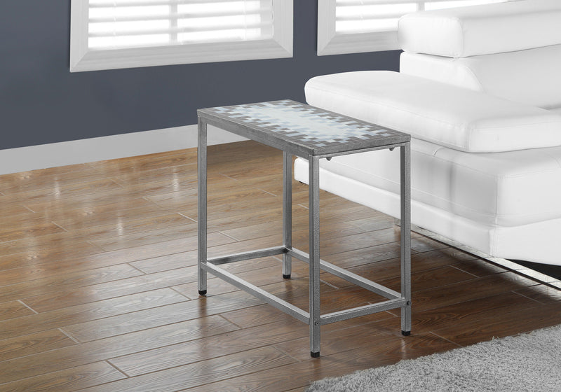 Table d’appoint argentée martelée et dessus à carreaux bleus et gris