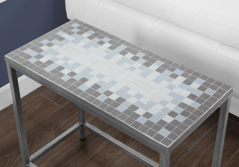 Table d’appoint argentée martelée et dessus à carreaux bleus et gris