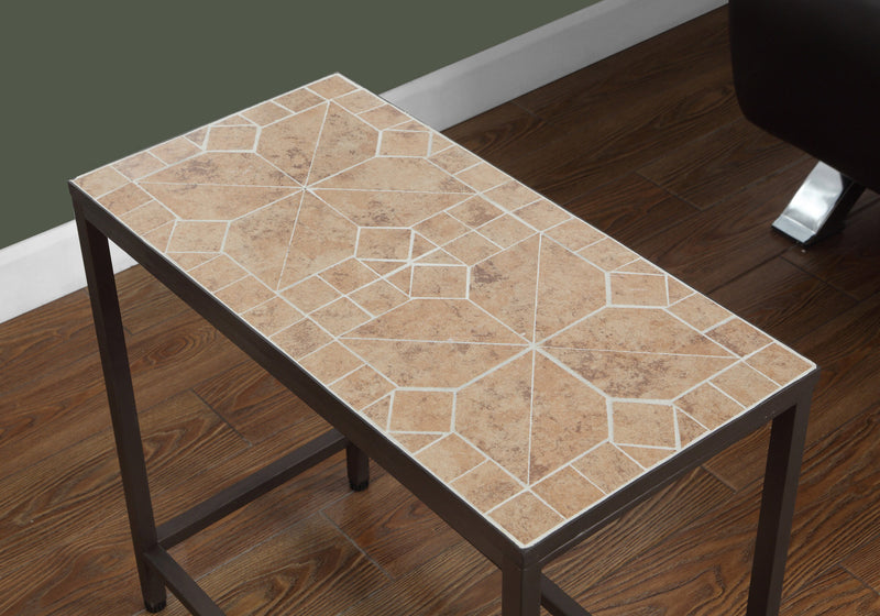 Table d’appoint brune martelée et dessus à carreaux terracotta