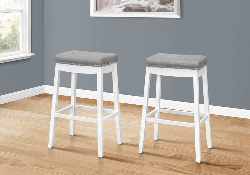 Tabouret bar blanc, argenté et d’apparence cuir, ensemble de 2