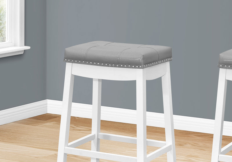 Tabouret bar blanc, argenté et d’apparence cuir, ensemble de 2