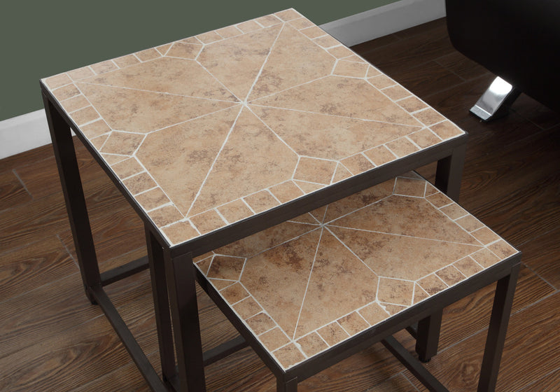 Table gigogne brune avec dessus à carreaux terracotta, ensemble de 2