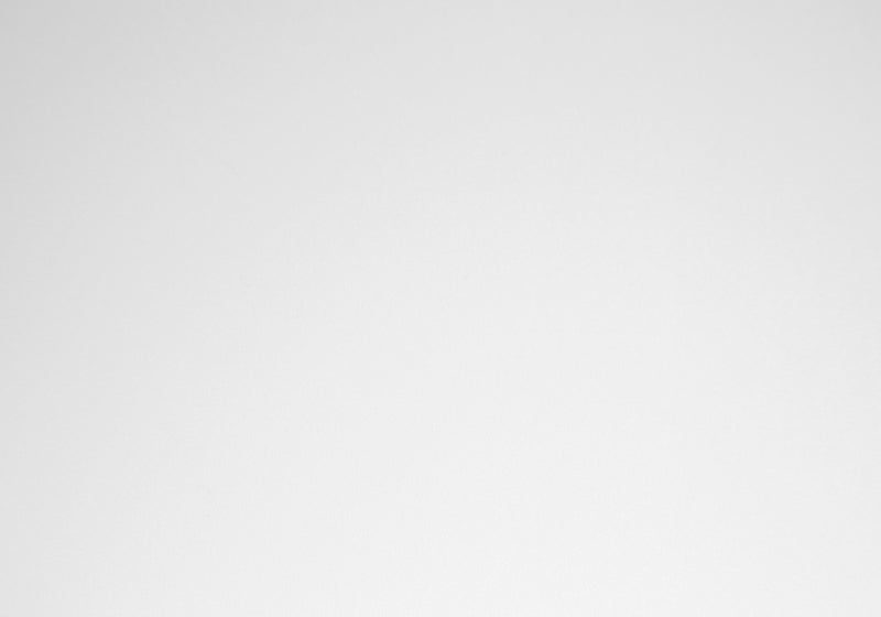 Table d’appoint blanche et métal blanc