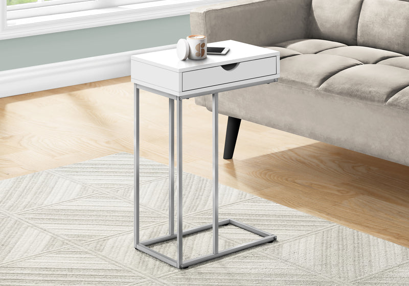 Table d'appoint argentée et blanche