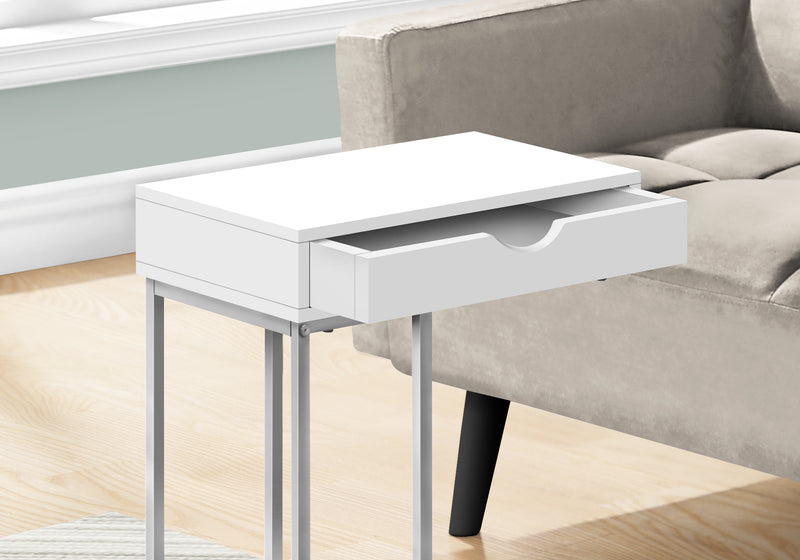 Table d'appoint argentée et blanche