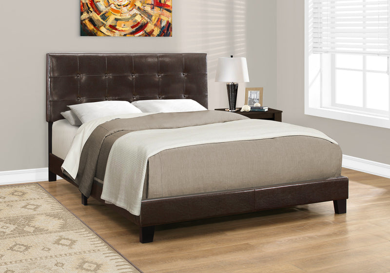 Grand lit d’apparence cuir brun foncé