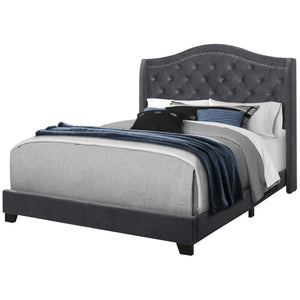 Grand lit en velours gris foncé avec bordure chromée