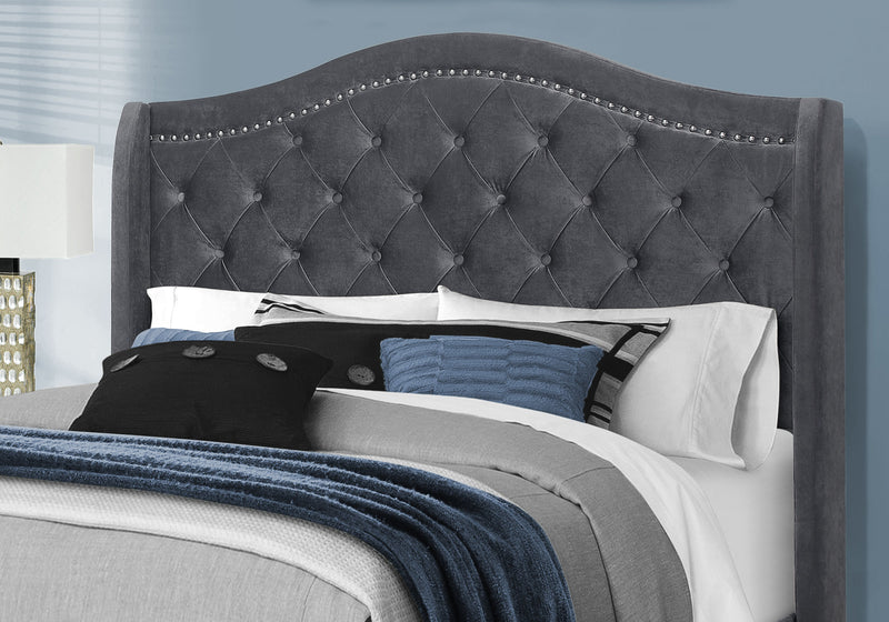 Grand lit en velours gris foncé avec bordure chromée