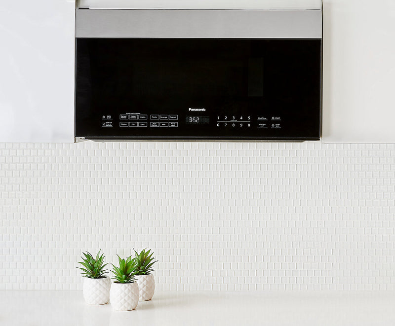 Micro-ondes à hotte intégrée Panasonic de 1,9 pi³ avec conception sans cadre en verre fumé et puissant ventilateur d'évacuation - acier inoxydable - NNSG158S