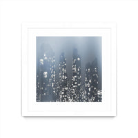 Œuvre d’art murale encadrée blanche et mate « Dark City » 36 x 36