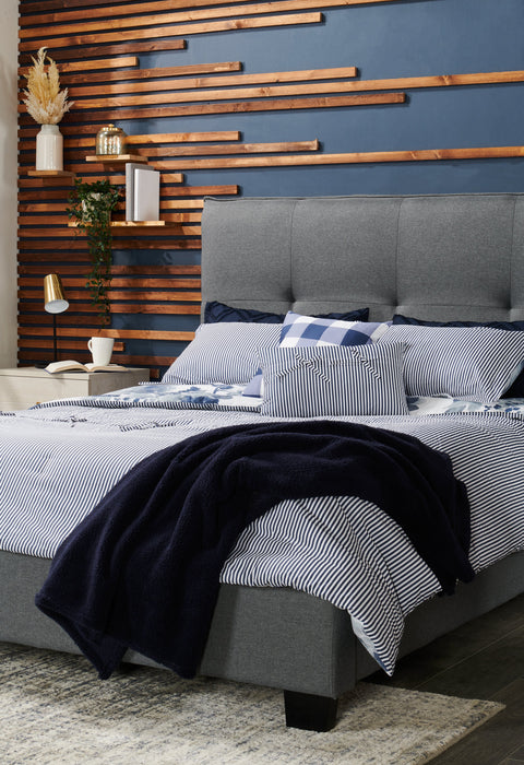 Lit plateforme rembourré Asha en tissu gris capitonné - format grand lit