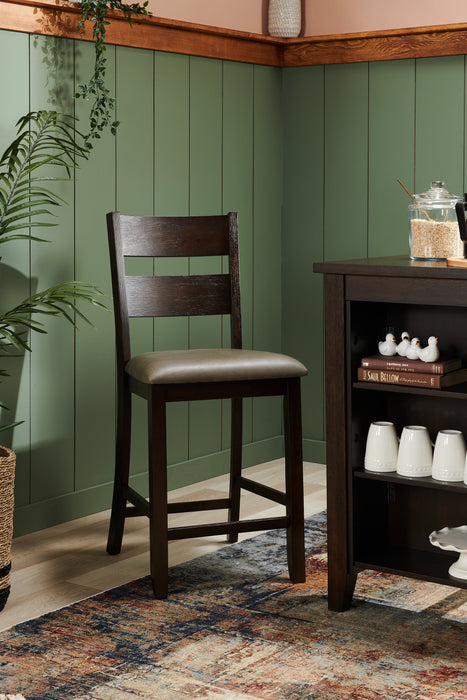 Ensemble de salle à manger Astoria 5 pièces de hauteur comptoir avec table de 60 po (L), tablettes intégrées et 4 chaises - brun