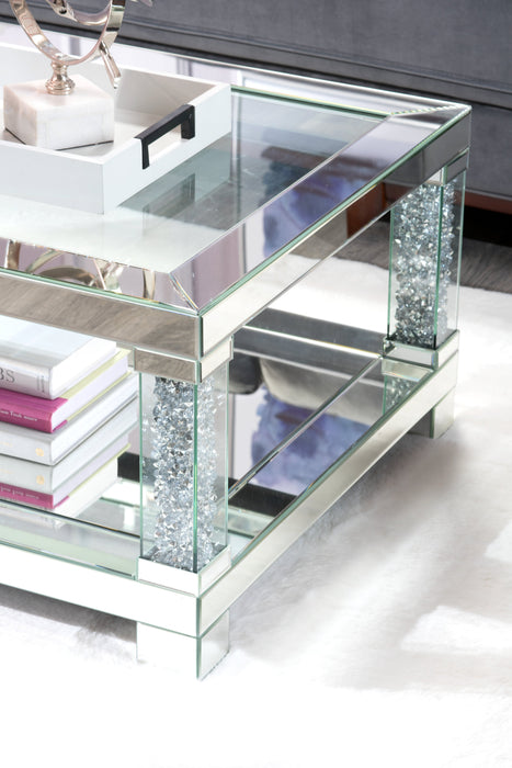 Table à café somptueuse Berni de 47,2 po avec dessus en miroir et en verre et tablette - métal argenté avec pattes à apparence de diamant