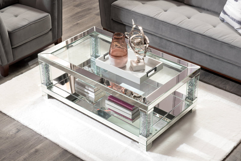 Table à café somptueuse Berni de 47,2 po avec dessus en miroir et en verre et tablette - métal argenté avec pattes à apparence de diamant