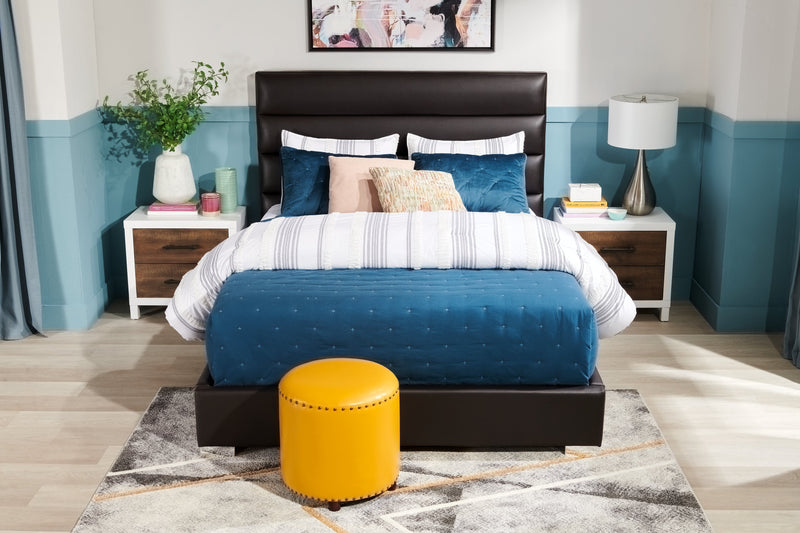 Lit plateforme rembourré Clay de Kort & Co. en tissu de cuir végétalien brun capitonné - format lit double