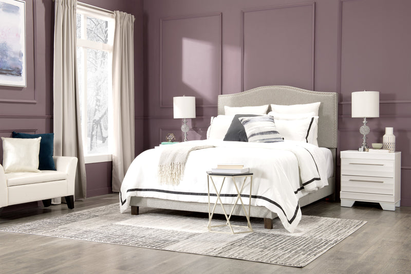 Lit plateforme rembourré Cove en tissu gris avec clous décoratifs - format grand lit