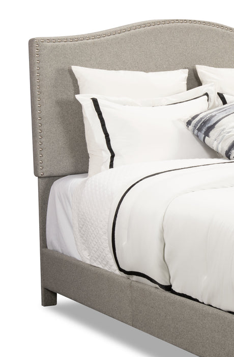 Lit plateforme rembourré Cove en tissu gris avec clous décoratifs - format grand lit