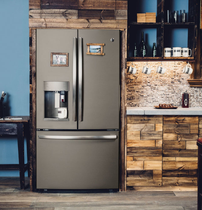 Réfrigérateur GE de 27,7 pi³ à portes françaises avec système d'infusion K-Cup Keurig – PFE28PMKES
