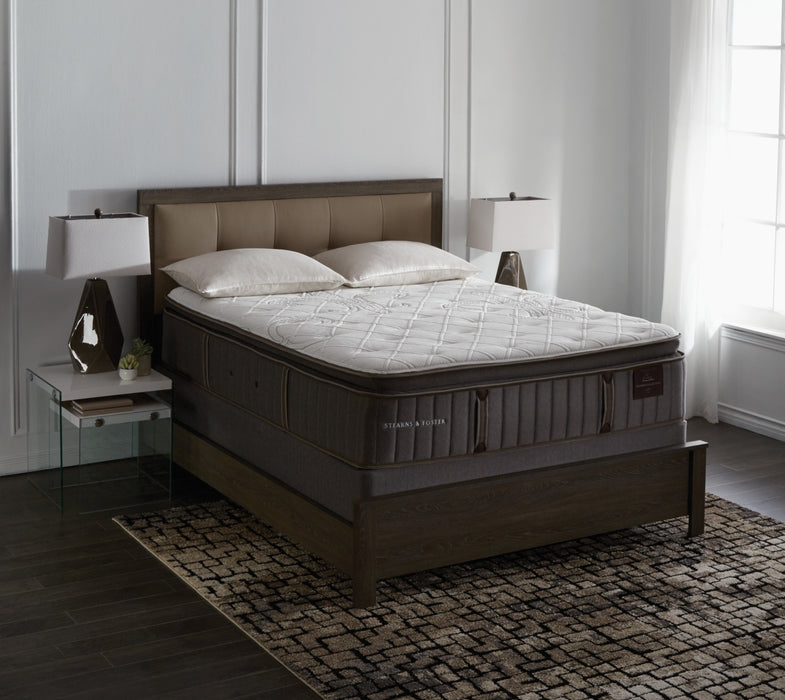 Ensemble semi-ferme à plateau-coussin divisé à profil bas Princedale de Stearns & Foster pour grand lit