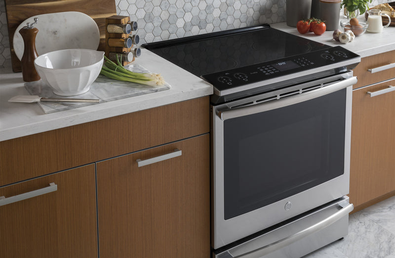 Cuisinière intelligente à induction Profile de 5,3 pi³ avec convection européenne véritable - acier inoxydable résistant aux traces de doigts - PCHS920YMFS