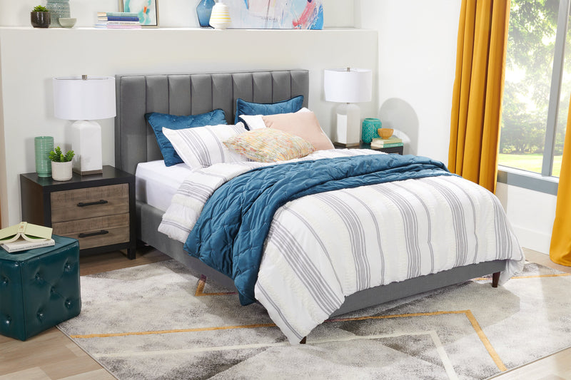 Lit plateforme rembourré Rain de Kort & Co. en tissu gris capitonné - format grand lit