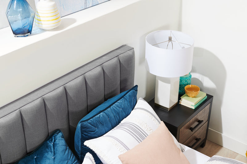 Lit plateforme rembourré Rain de Kort & Co. en tissu gris capitonné - format grand lit