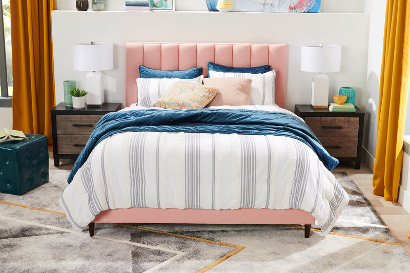 Lit plateforme rembourré Rain de Kort & Co. en tissu rose capitonné - format grand lit