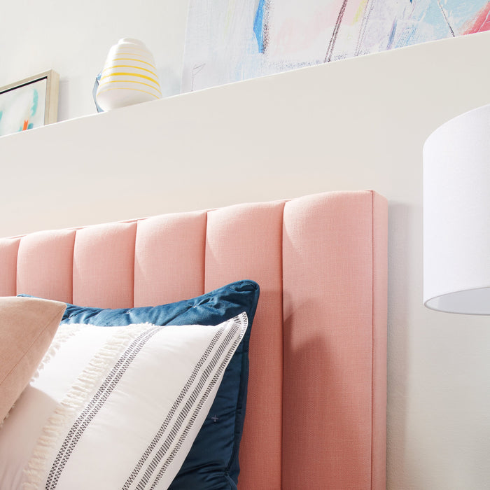 Lit plateforme rembourré Rain de Kort & Co. en tissu rose capitonné - format grand lit