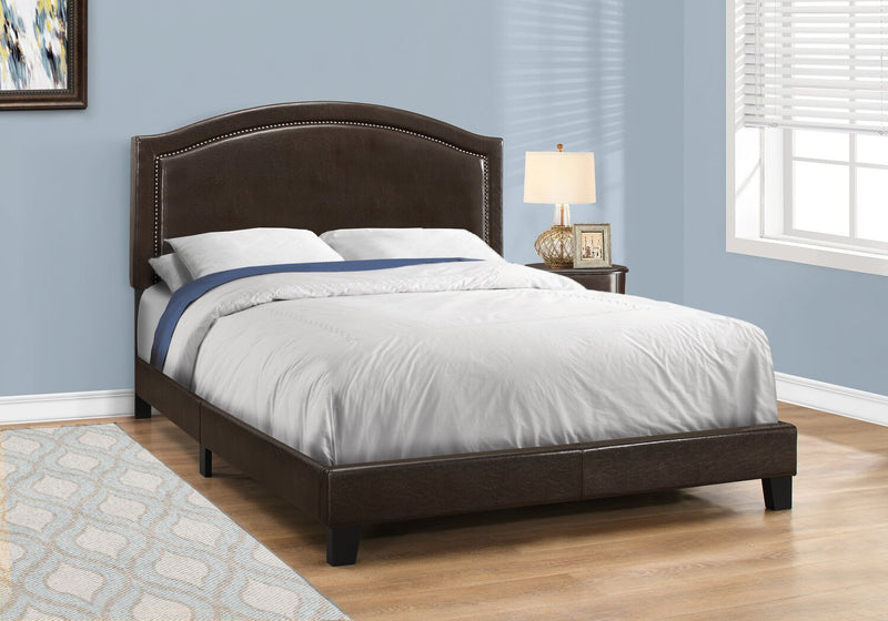 Lit rembourré Pearl en tissu de cuir végétalien brun avec clous décoratifs - format grand lit